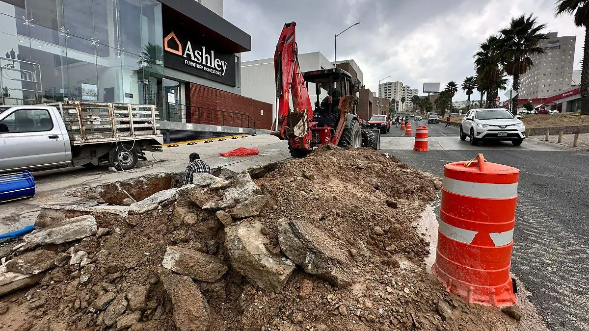 Fuga de agua en avenida Chapultepec