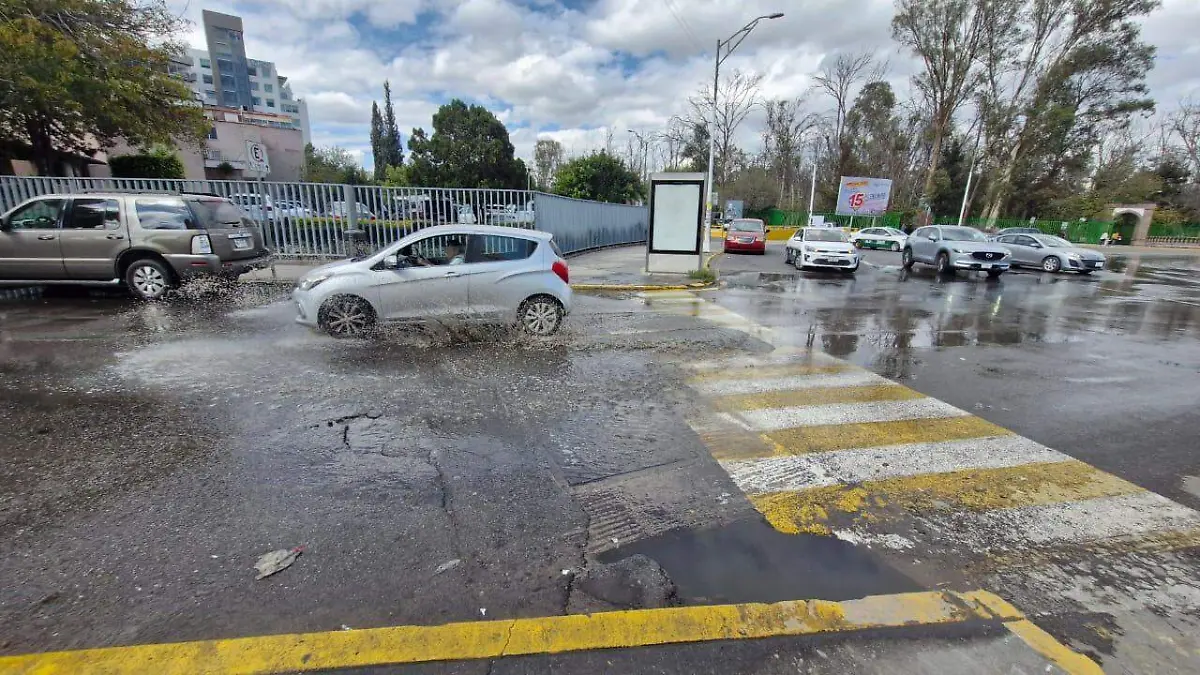 Colapsó un drenaje en la Glorieta Bocanegra (2)