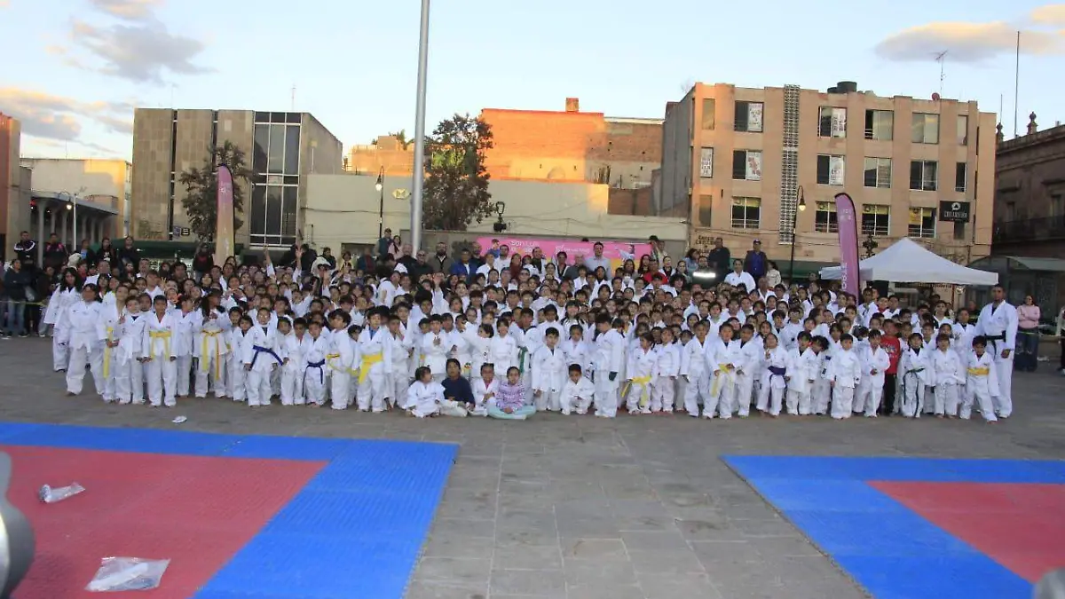 Academias Municipales reciben uniformes