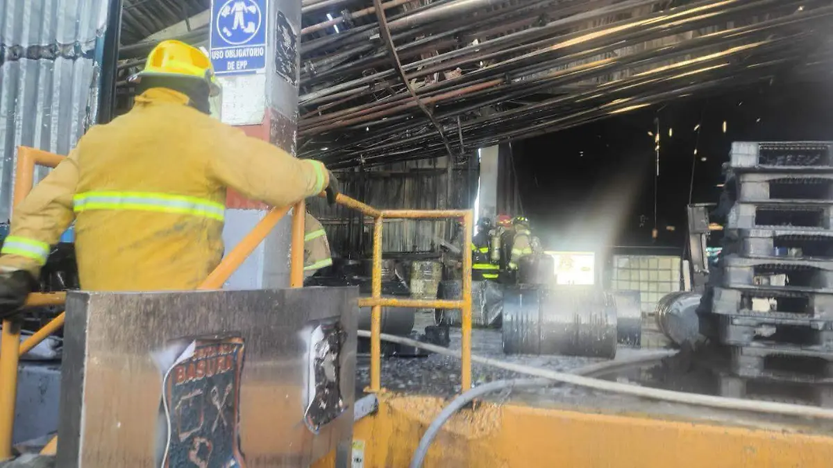incendio en empresa productora de químicos