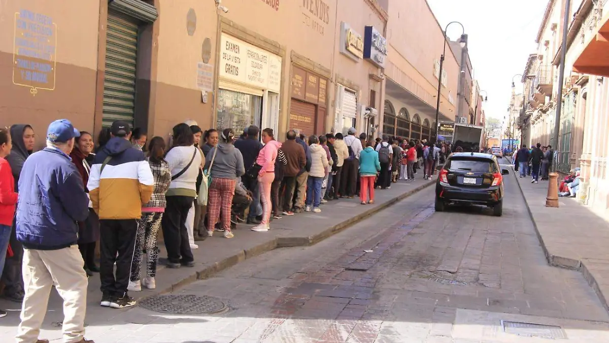 filas en la sucursal del Banco del Bienestar (2)