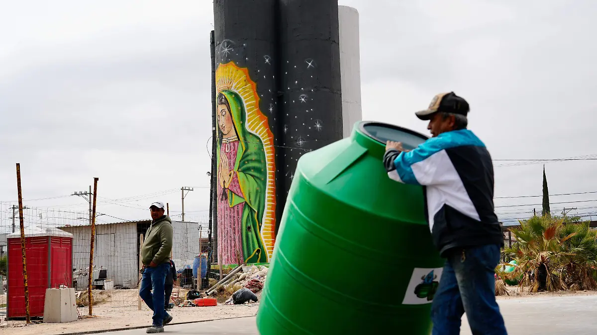 Entregan tinacos en Villa de Pozos