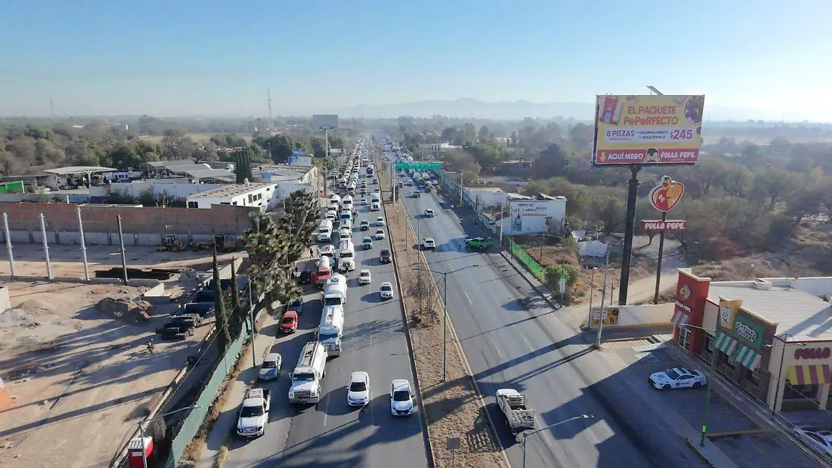 Piperos concentrados en el kilómetro 8 de la carretera a Matehuala 