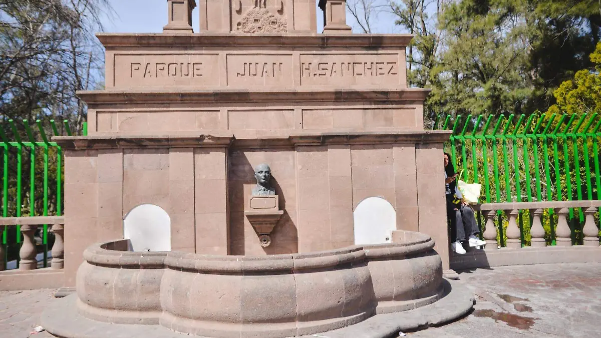 Fuente entrada del Parque Morales