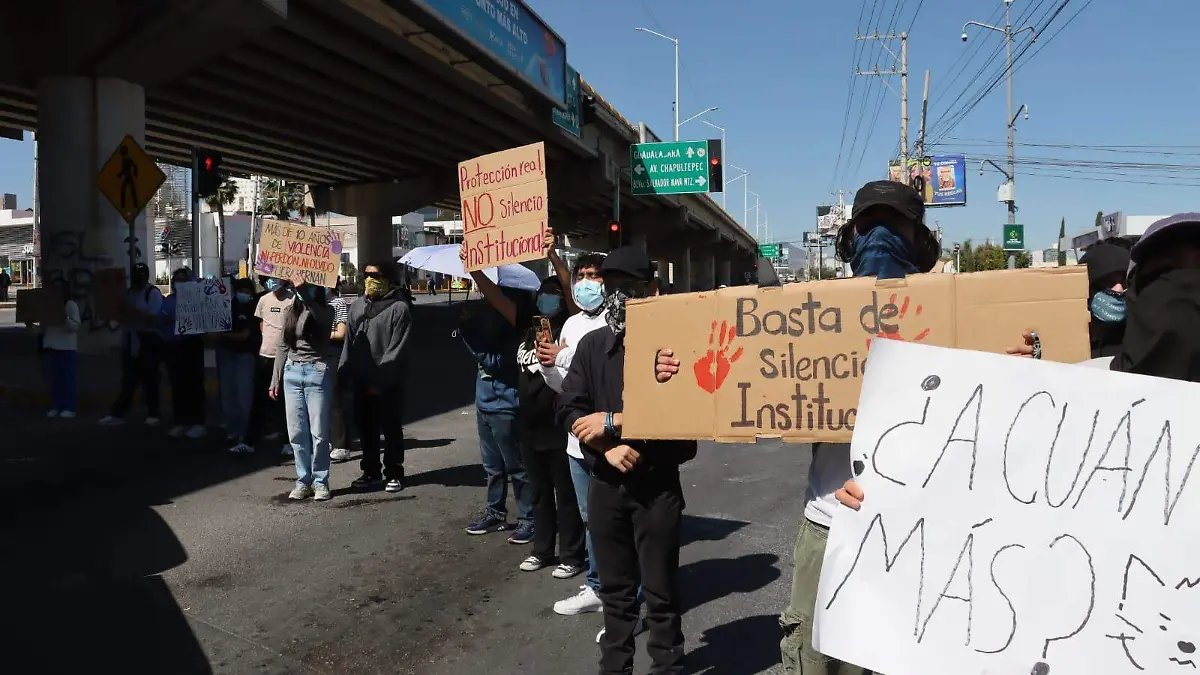 Estudiantes de la Facultad de Ciencias bloquean vialidades (1)