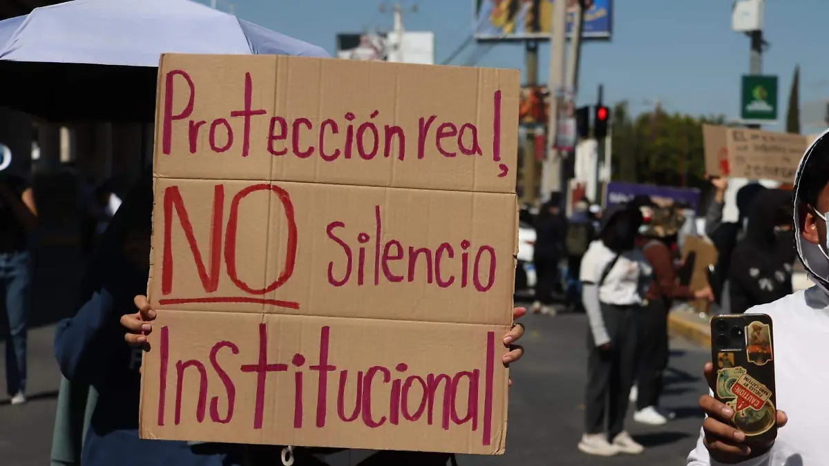 Estudiantes de la Facultad de Ciencias bloquean vialidades 