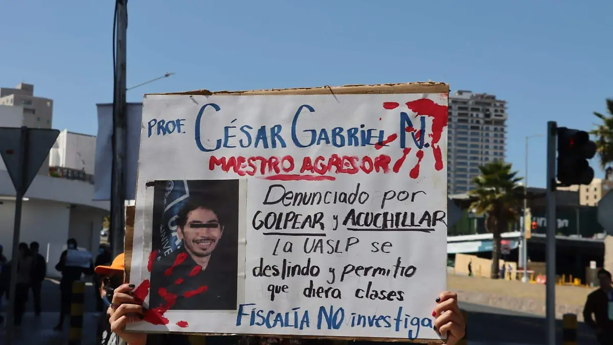 Estudiantes de la Facultad de Ciencias bloquean vialidades 