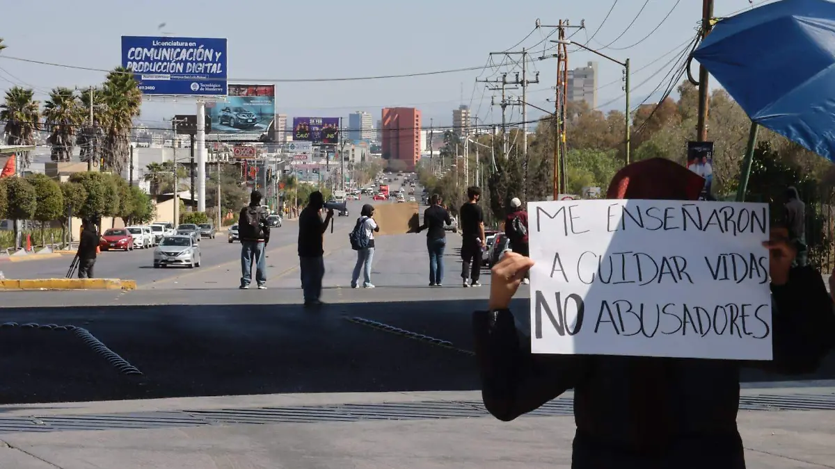 Estudiantes de la Facultad de Ciencias bloquean vialidades 
