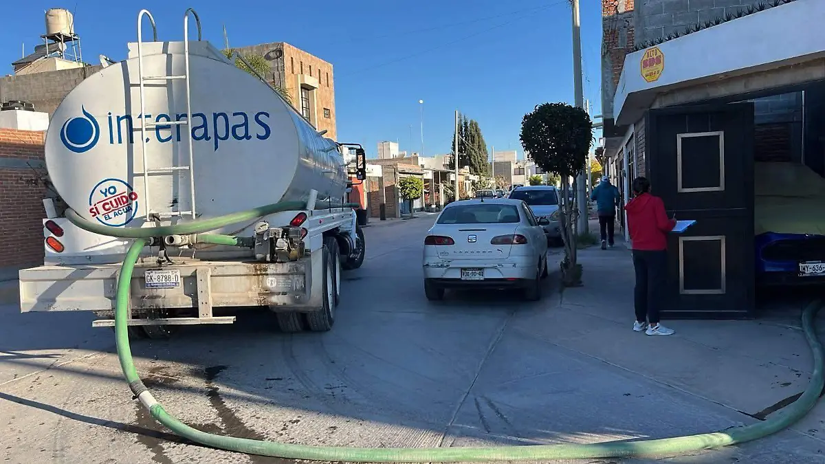 Interapas reparte agua en camiones cistena