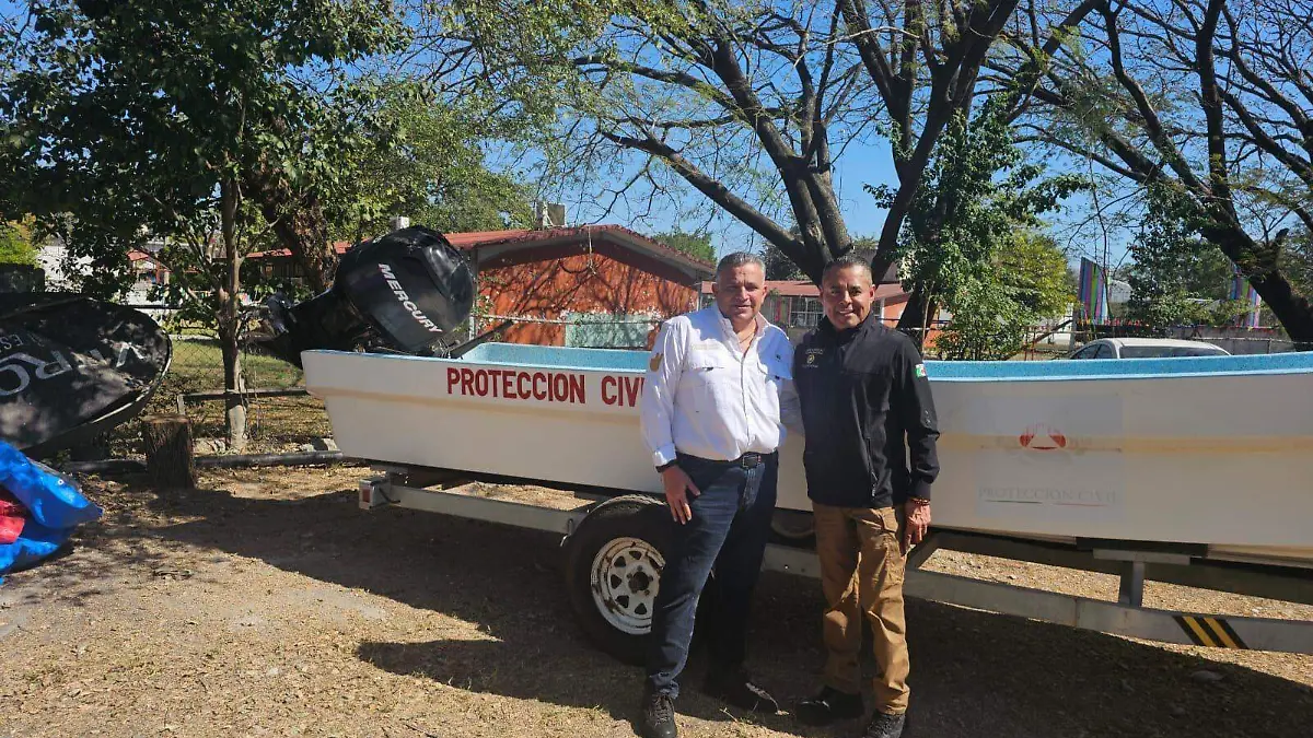 Lancha para labores de rescate en ciudad Valles