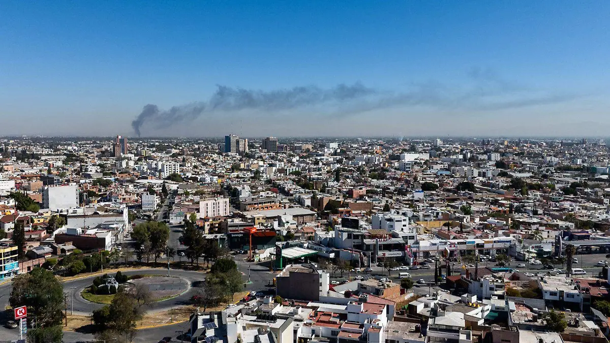 Columna de humo en el cielo