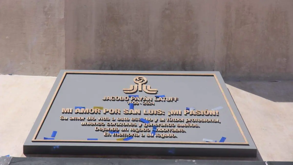 Develan estatua de Jacobo Payán Latuff