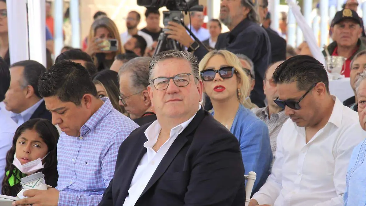 Develan estatua de Jacobo Payán Latuff