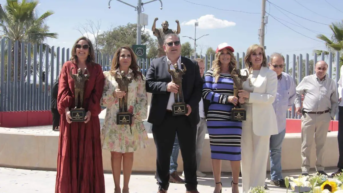 Develan estatua de Jacobo Payán Latuff