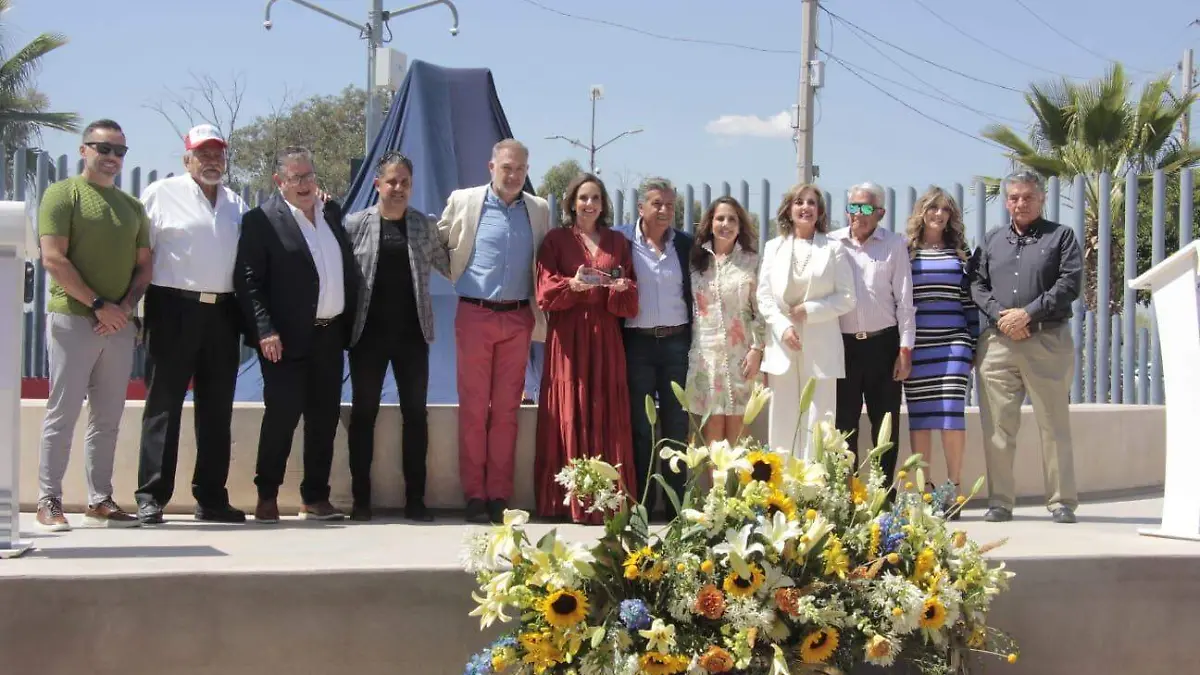 Develan estatua de Jacobo Payán Latuff