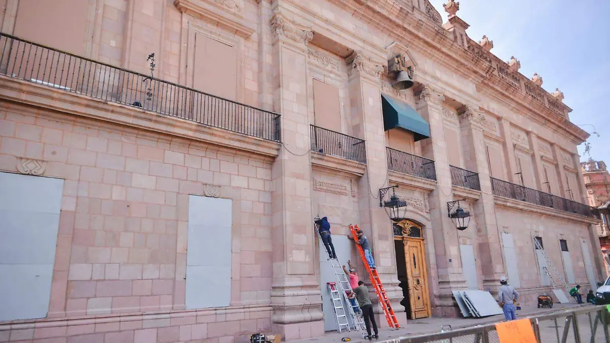 Blindan el Palacio de Gobierno del Estado por movilizaciones del 8M en SLP