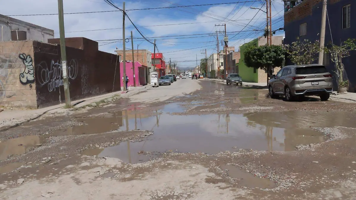 fuga de aguas negras en la Simón Díaz (2)