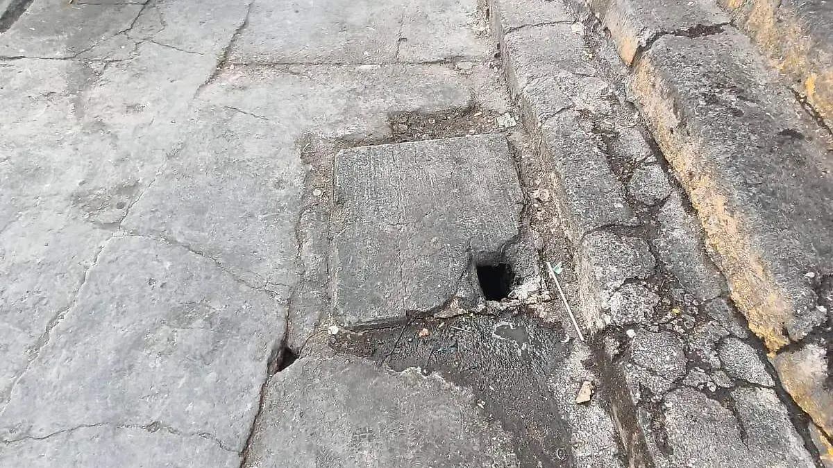 Alcantarillas dañadas en el Mercado República (2)