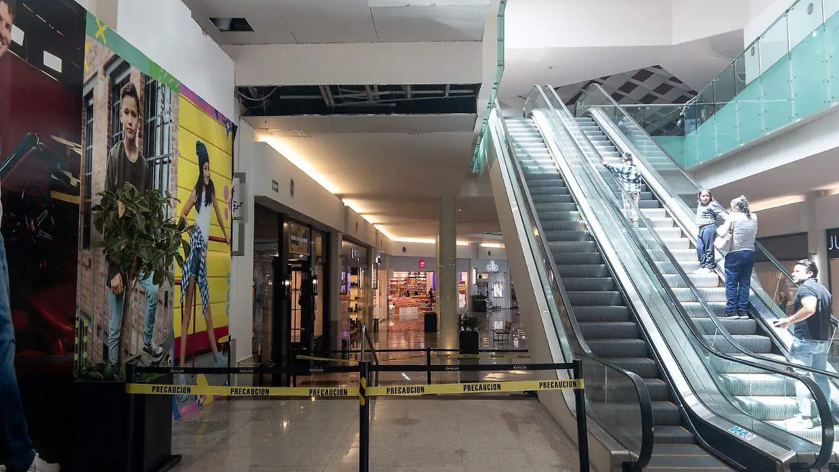 Desplome de techo en Plaza San Luis