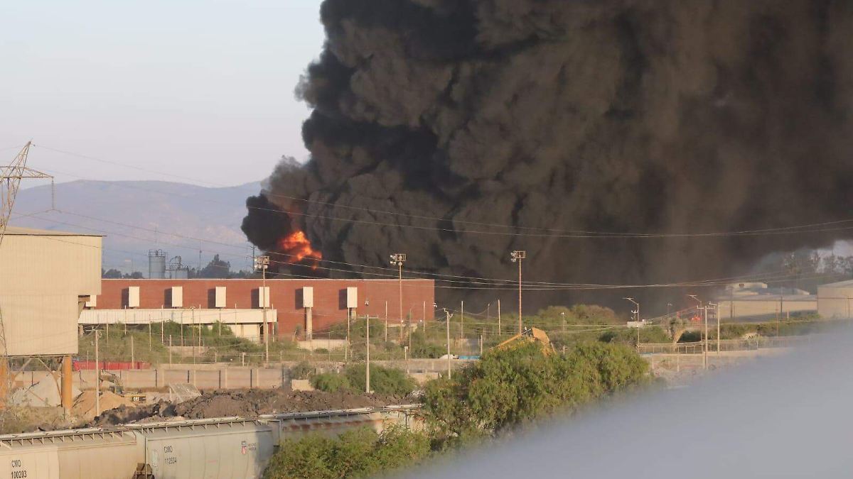 200 Evacuated After Major Fire at San Luis Potosí Plastics Plant - News Directory 3