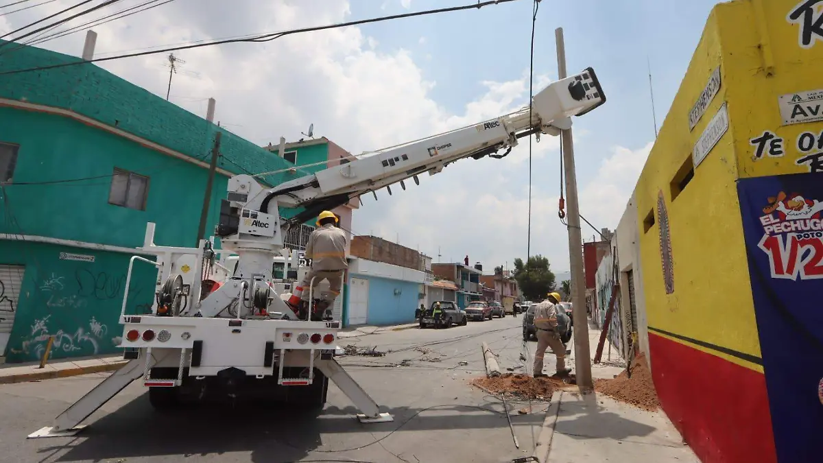 CFE atiende poste derribado