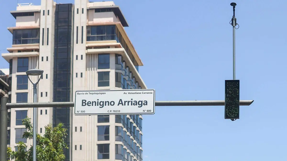 Semáforos sin luces y señalética dañada  (1)