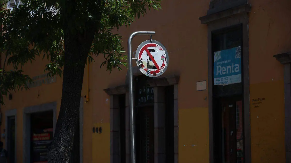 Semáforos sin luces y señalética dañada 