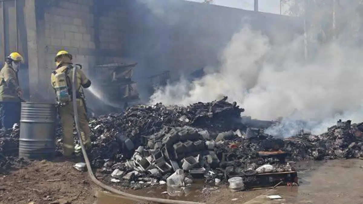 Incendio en recicladora de la Zona Industrial