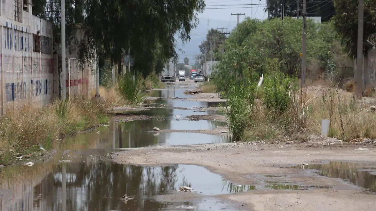 Fuga de agua en Eje 118, Zona Industrial (1)