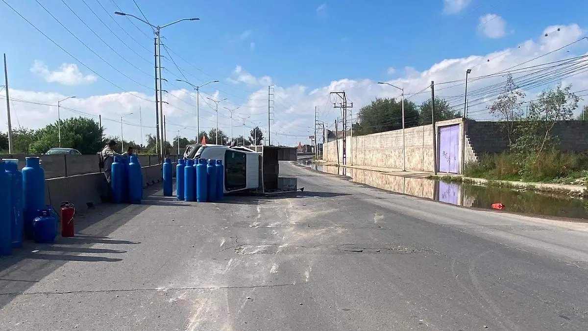 Accidente de camioneta que transportaba tanques de gas