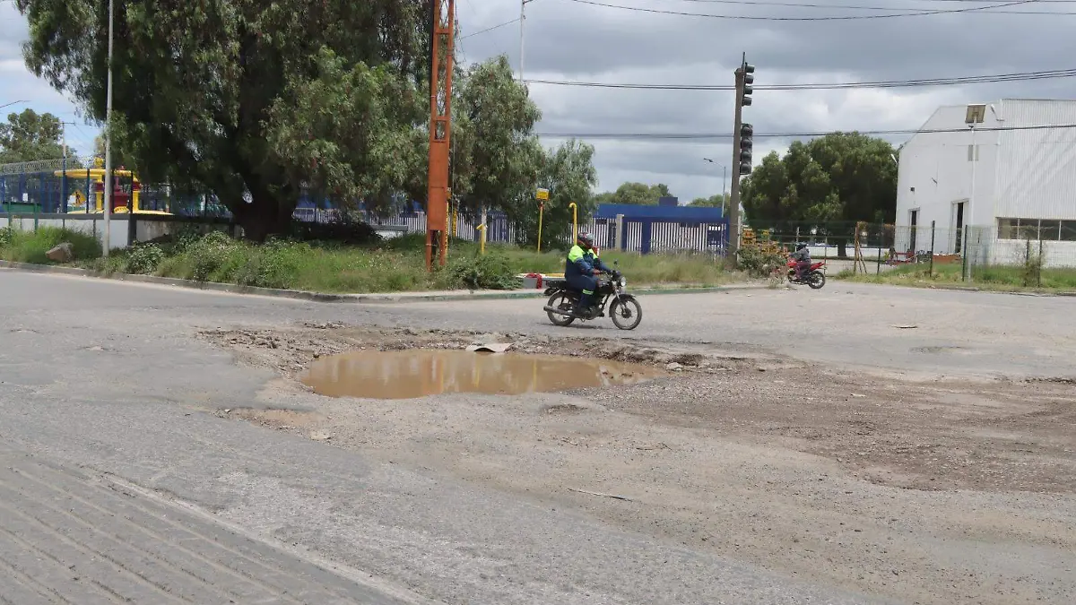 Vialidades en mal estado en la Zona Industrial