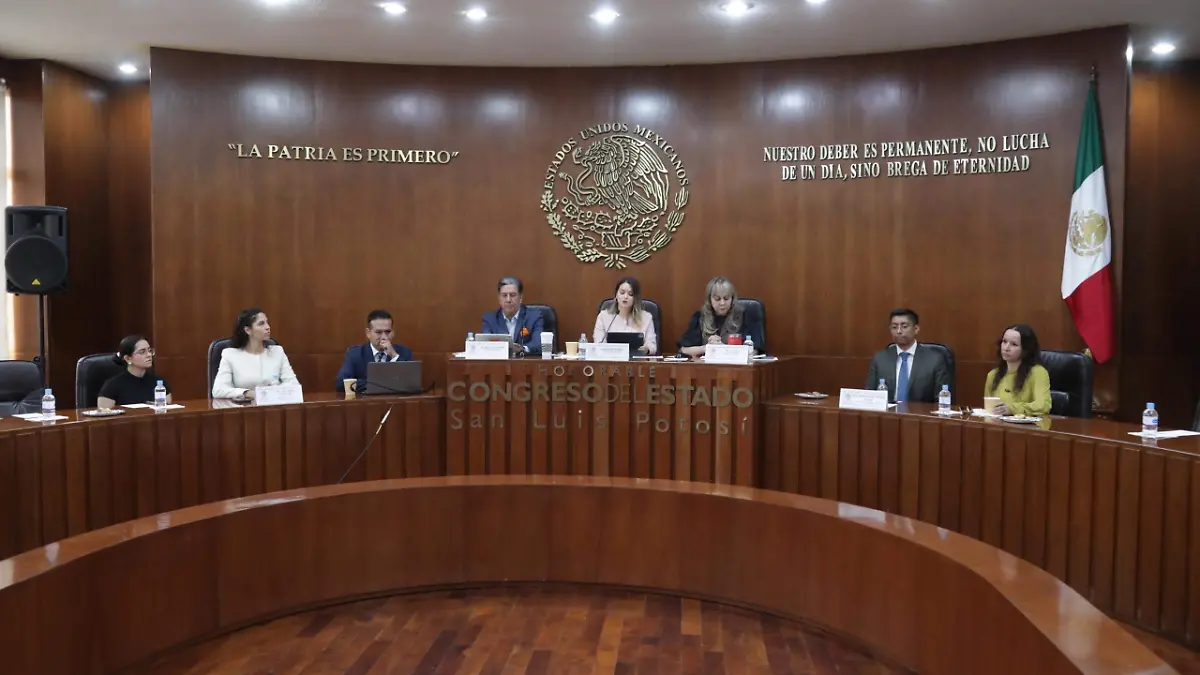 Prometen diputados cursos, talleres y sueldos a periodistas