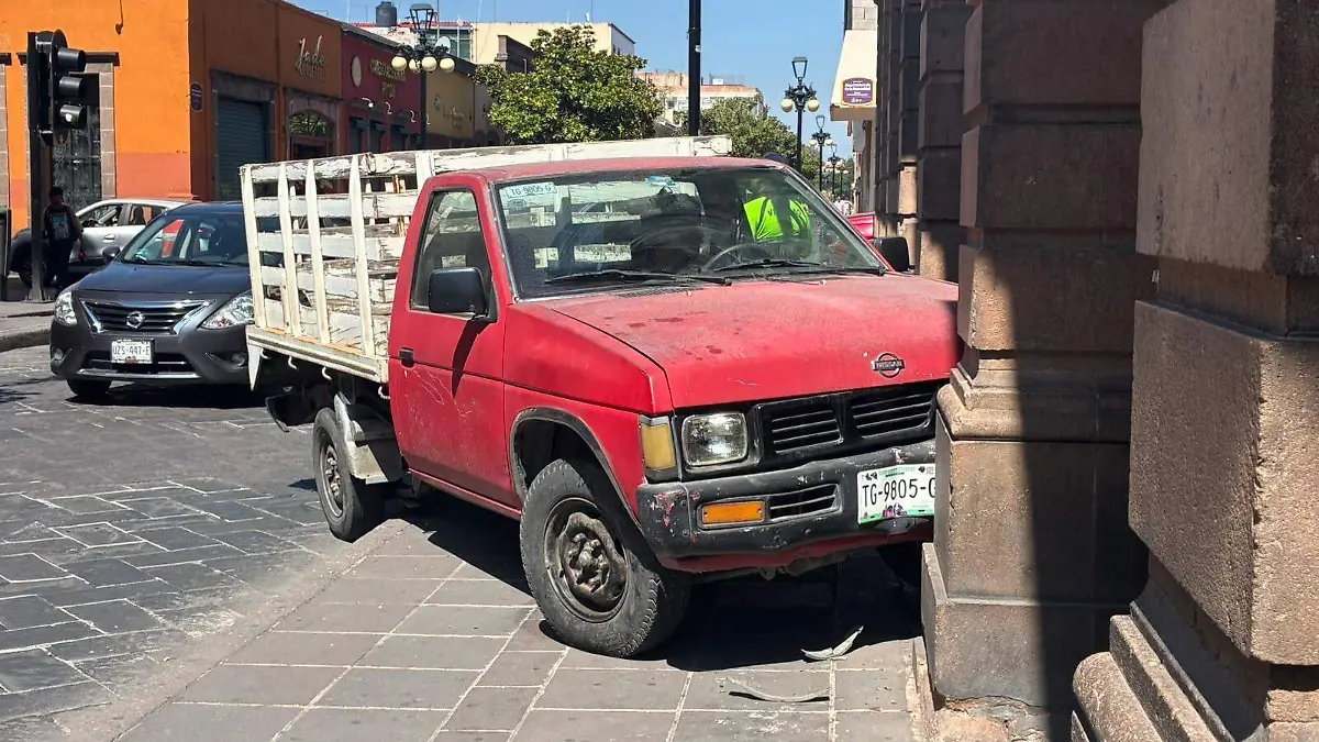 Camioneta chocó contra edificio Ipiña (1)