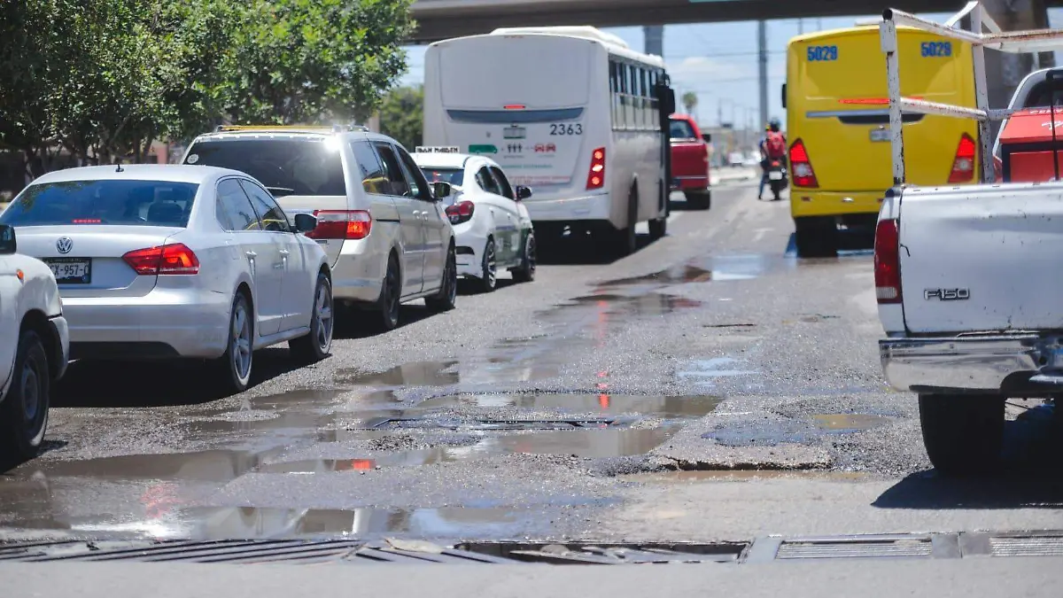 Fuga de agua en bulevar Rocha Cordero (2)
