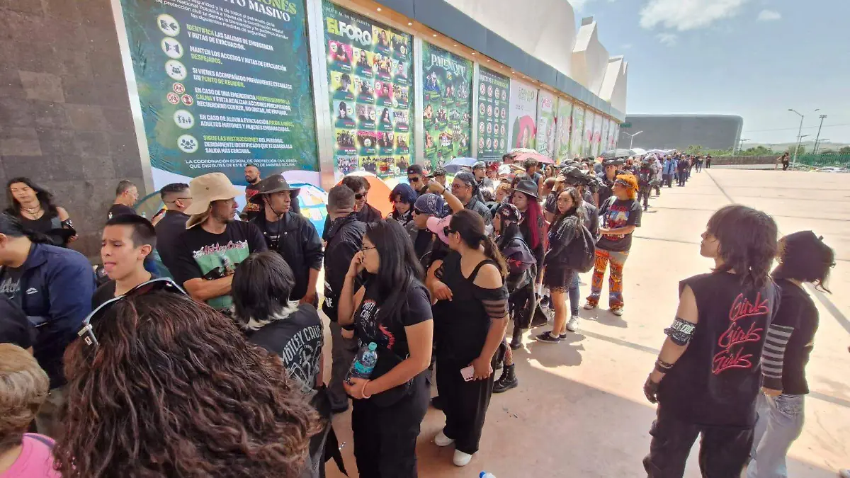 Fans de Mötley Crüe hacen fila en la Fenapo (2)