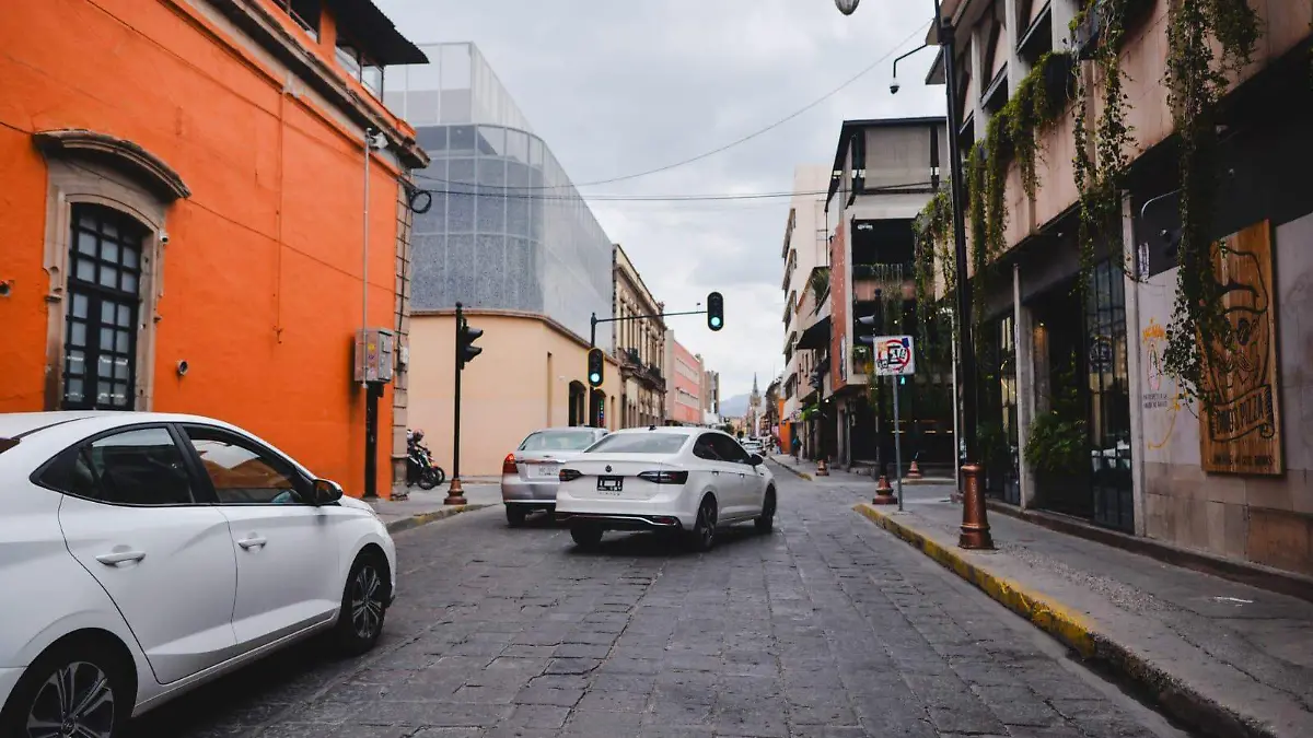 Reparan adoquines del Centro (1)