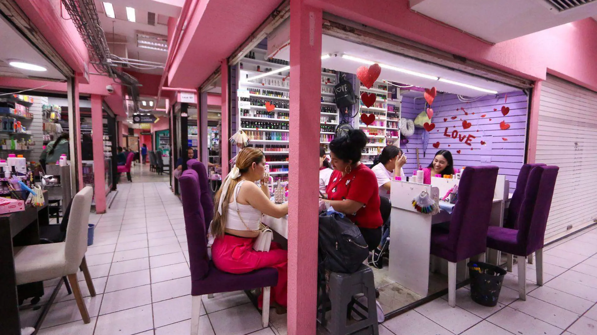 negocios-de-belleza-uñas-plaza-mujer