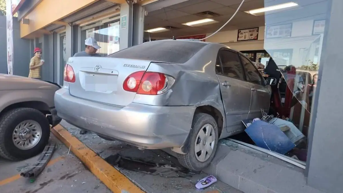 automivil-se-estrella-contra-oxxo-en-culiacan