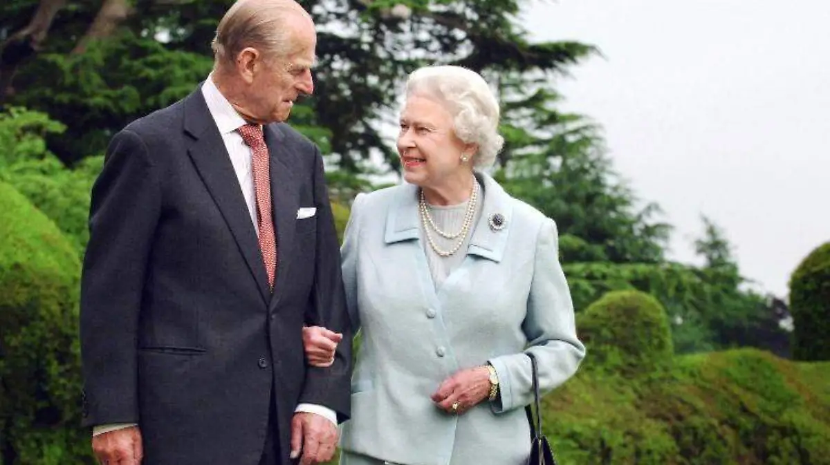 Príncipe Felipe y reina Isabel (3)