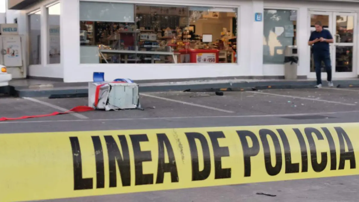 sacan de la tienda el cajero