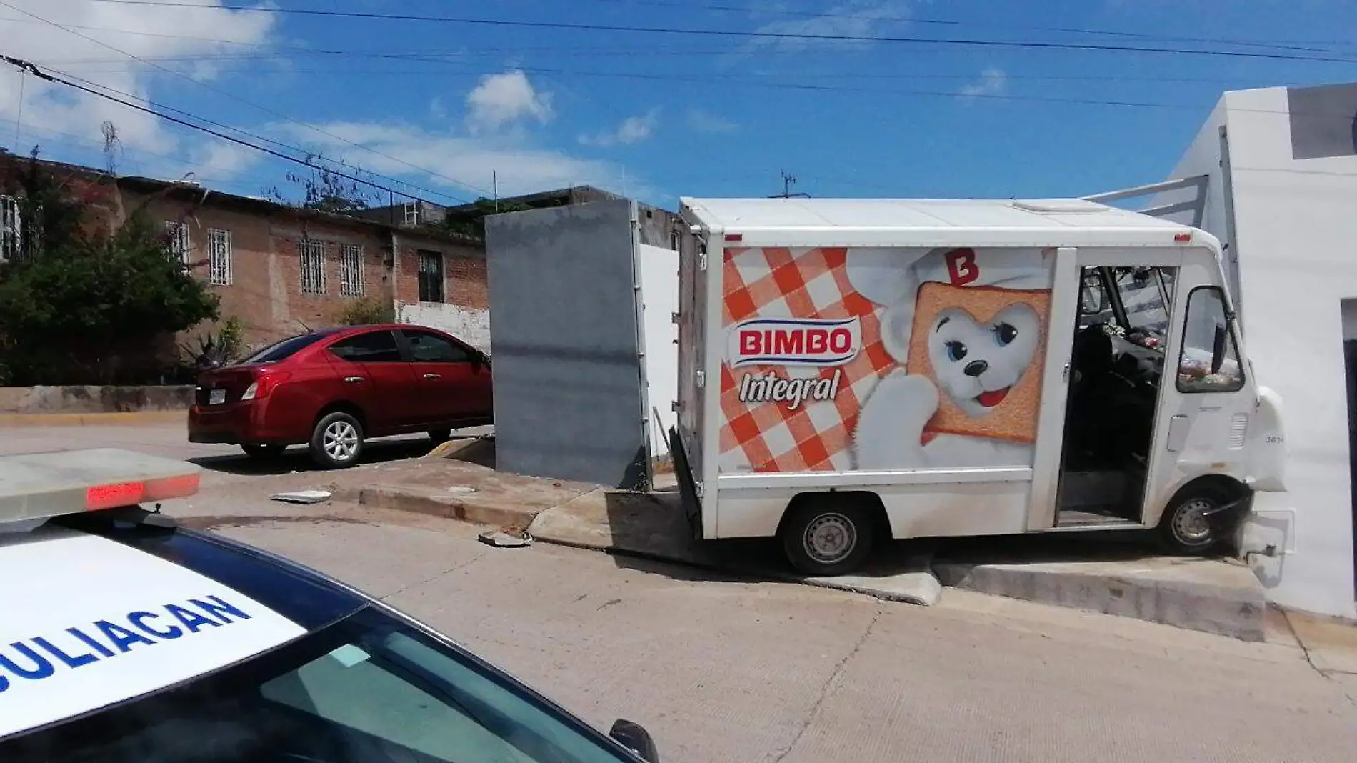 chofer-de-bimbo-choca-contra-un-automovil-y-derriba-una-barda