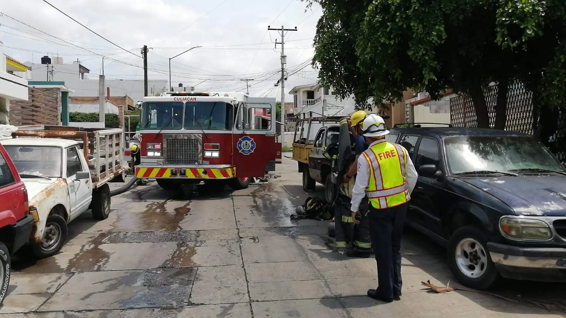 bomberpos-apagan-.insendio-en-los-pinos