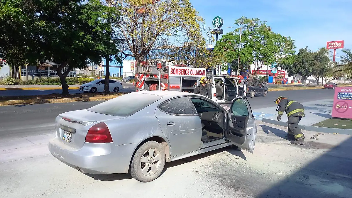 incendio-de-carro-moviliza-corporaciones-de-emergencia