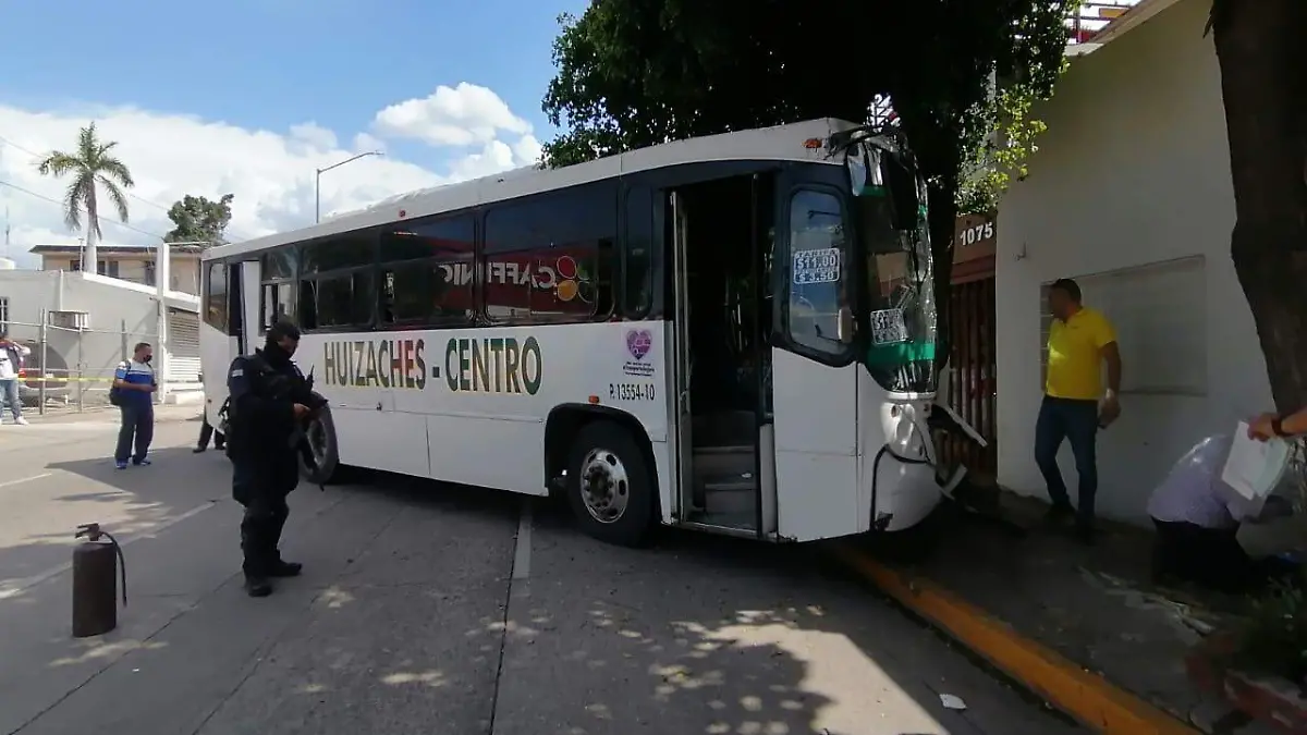 camion-choca-contra-arbol