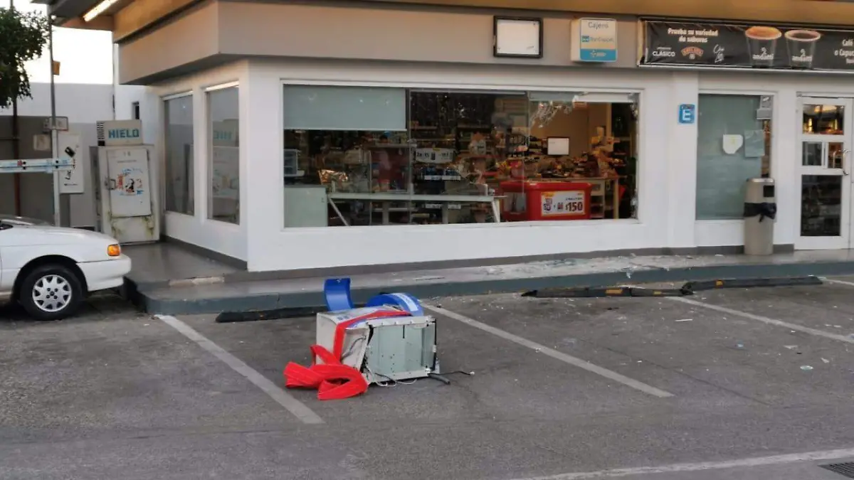 sacan de la tienda el cajero