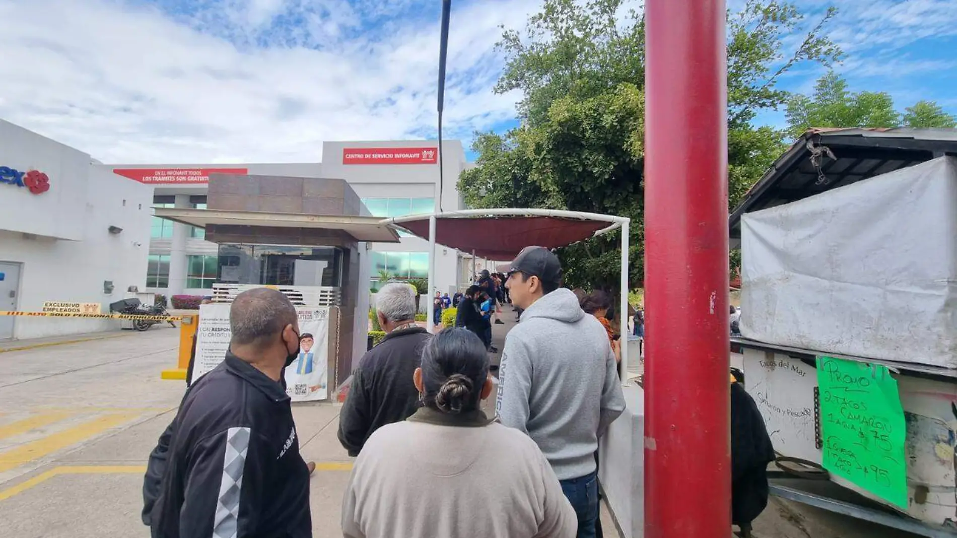 duermen-personas-afuera-de-infonavit-para-realizar-tramites-en-culiacan