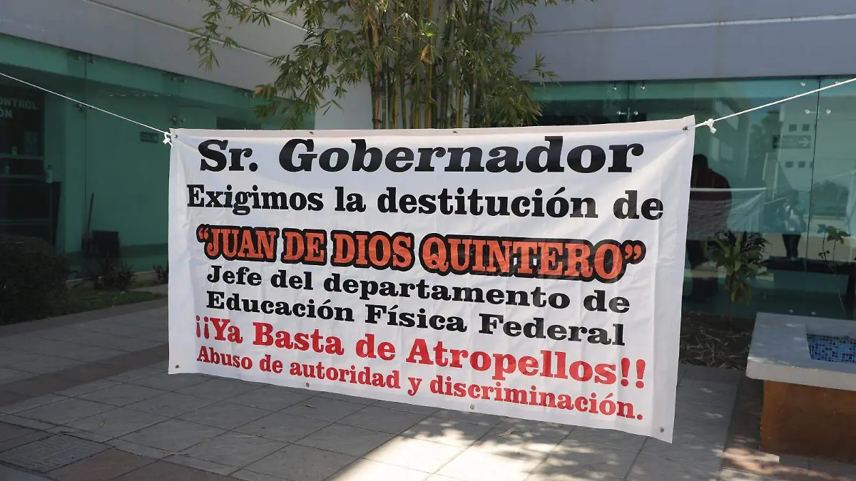 lona-protesta-contra-funcionario