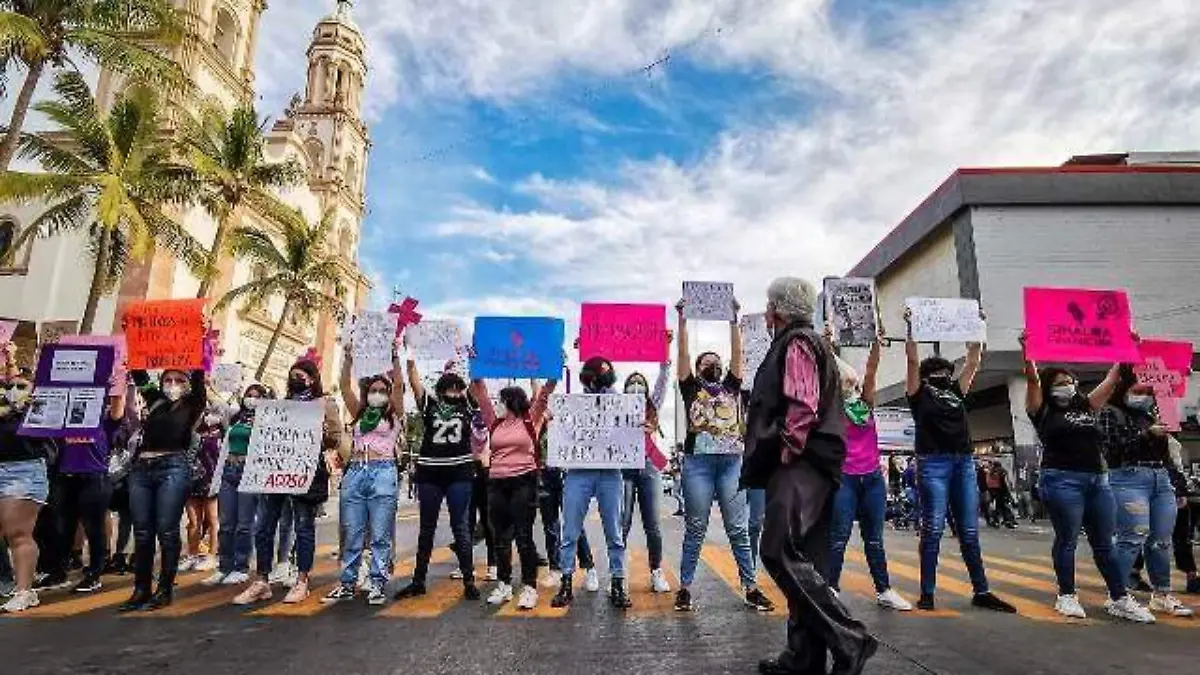 MUJERES