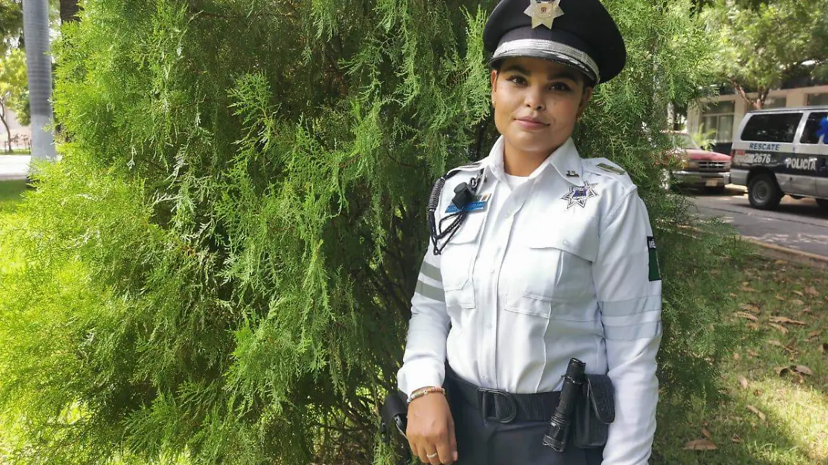 mujer policía