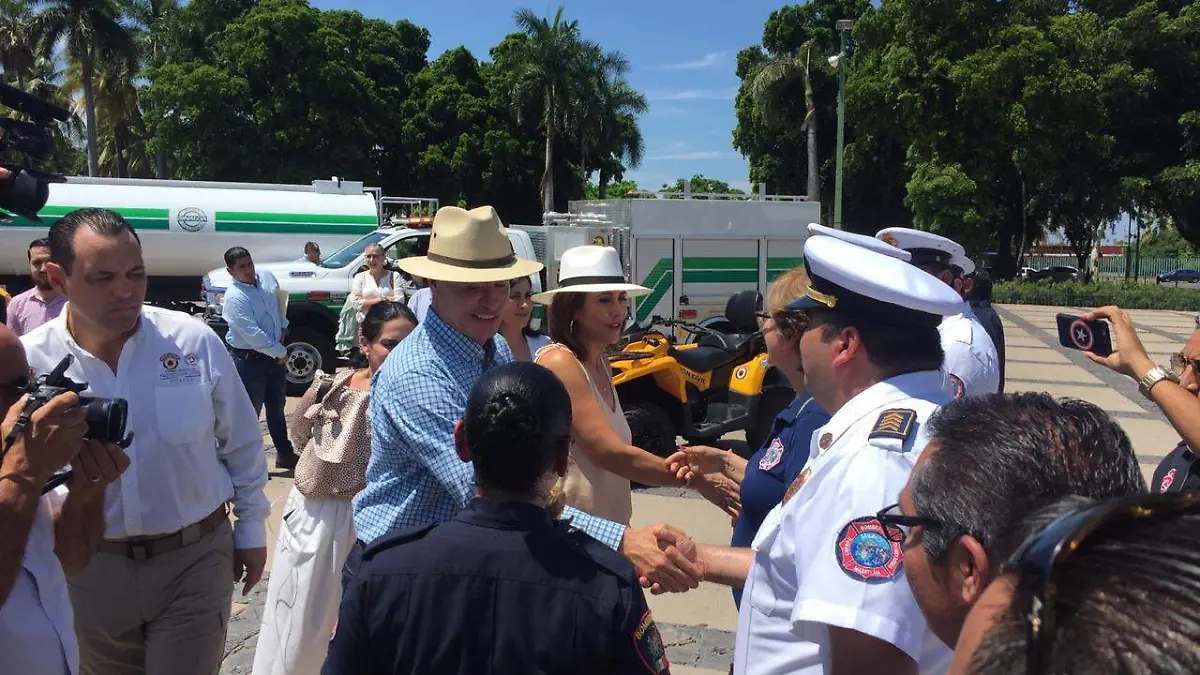 Quirino entrega unidades a Bomberos 